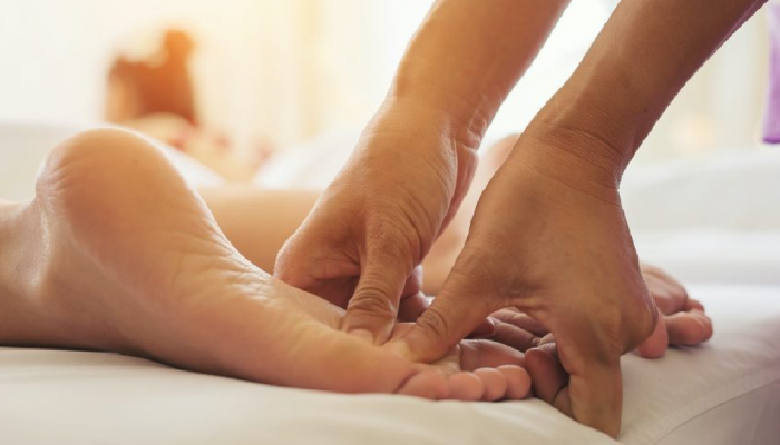 फक्त दररोज पायांच्या तळव्याला करा मालिश; 'हे' त्रास नक्कीच दूर होतील!