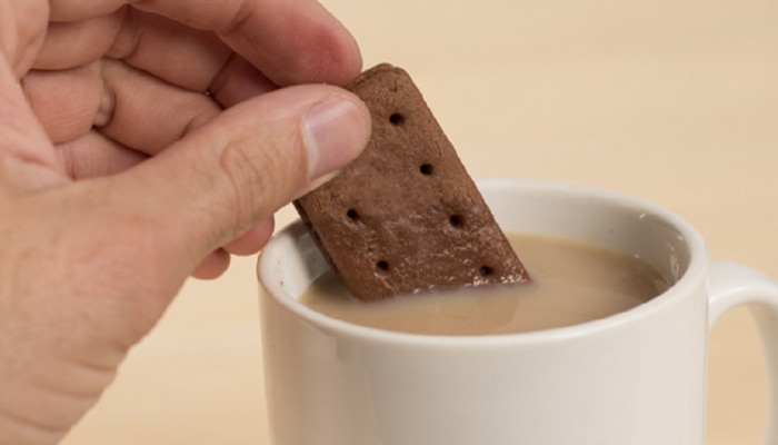 फायद्याची बातमी; चहा- कॉफीमध्ये बिस्किट बुडवण्याची योग्य पद्धत माहितीये? 