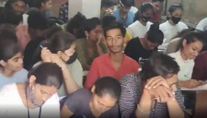 परीक्षेचे वाजले तीनतेरा, एकाच बेंचवर तीन-तीन विद्यार्थी