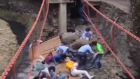 उद्घाटनानंतर काही क्षणातच पूल कोसळला, महापौरांसह अनेक अधिकारी पडले नाल्यात