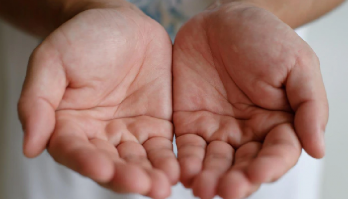 Palmistry : तुमच्या हातावर जर 'या' रेषा असतील तर सर्तक रहा, कारण...