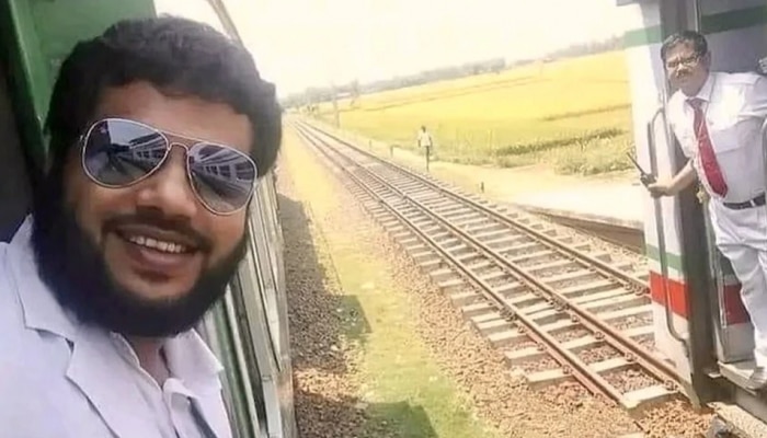 मुलगा रेल्वेत टीसी, वडिल गार्ड, दोघांच्या ट्रेन आल्या समोरासमोर, Selfie झाला व्हायरल