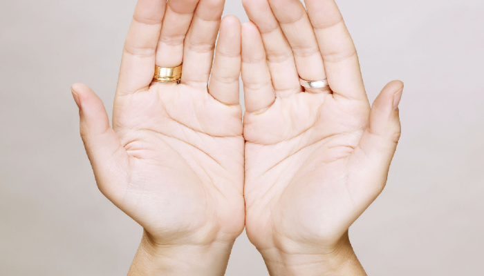 Married Life Palmistry : 'या' रेषा असलेल्यांना वैवाहिक सुख मिळणं कठीण