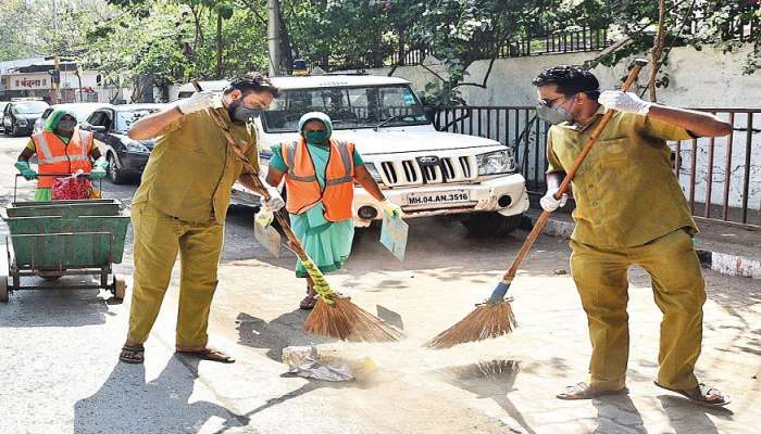 सफाई कामगार ठरतोय तरूणांचं प्रेरणास्थान, वयाच्या पन्नाशीत मिळवलं घवघवीत यश 