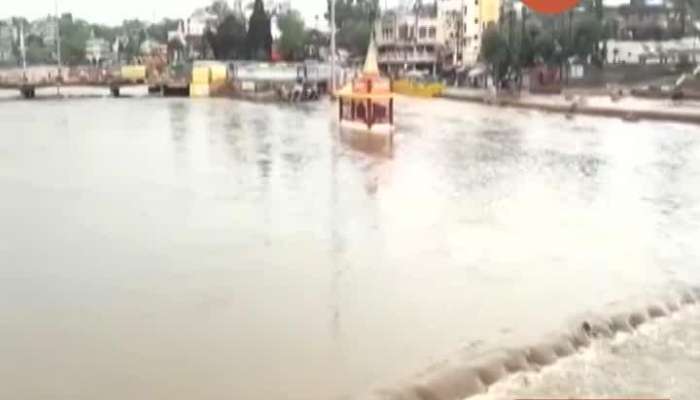 Heavy rains in Nashik Saraf Bazaar flooded