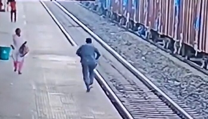 त्याच्या प्रसंगावधानामुळे वाचवले व्यक्तीचे प्राण, समोरुन ट्रेन येताच रेल्वे कर्मचाऱ्याची धाव... पाहा व्हिडीओ