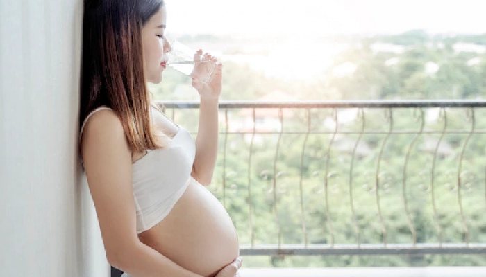 Pregnancy दरम्यान अति-प्रमाणात पाणी पिणं खरंच आरोग्यासाठी धोकादायक?