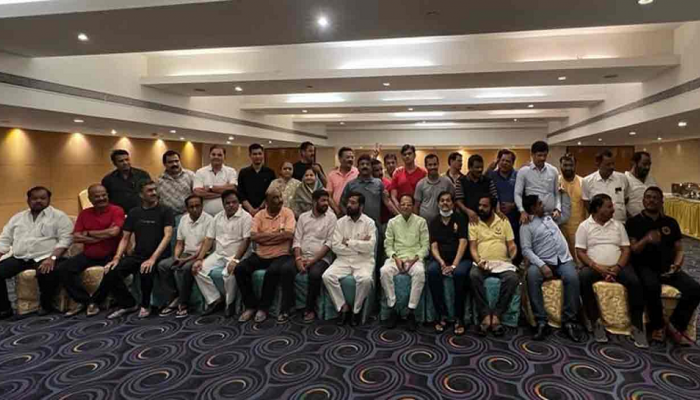 'तुम्हाला शंभर बाप...कोण दिल्लीत, कोण नागपूरमध्ये'  बंडखोर आमदारांना टोला