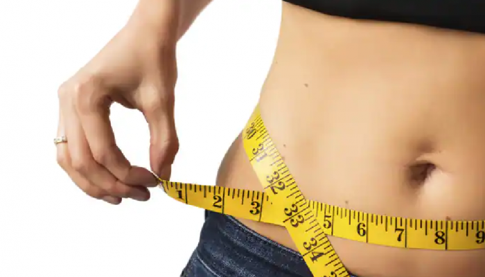 तुमच्या पाणी पिण्याच्या या पद्धतीमुळे वाढतंय Belly Fat? जाणून घ्या सत्य!