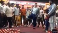 IAS ऑफिसरच्या डान्सने लावली सोशल मीडियवर आग, व्हायरल व्हिडीओचा धुमाकूळ