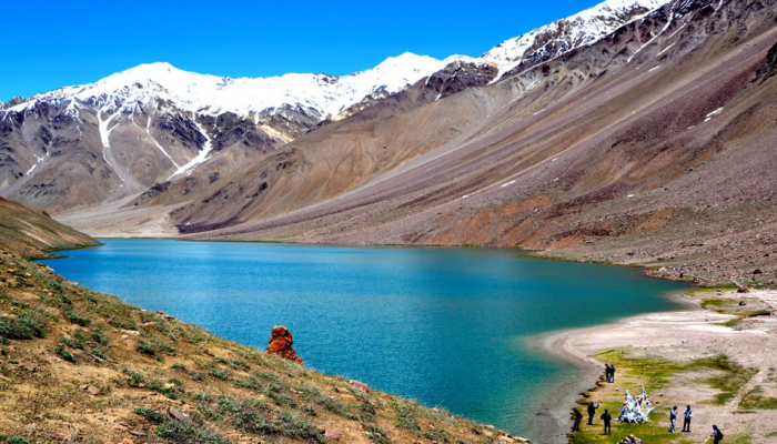 काय म्हणता? रंग बदलतं 'या' तलावाचं पाणी; भारतातील हे ठिकाण कुठे आहे माहितीये? 