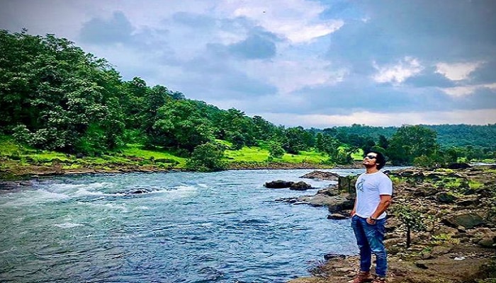 हाच खरा देव; रक्ताचं नातं नसतानाही अभिनेत्यानं मानलेल्या बहिणीला दिला अग्नी, शोकसभेत पाणावले डोळे 