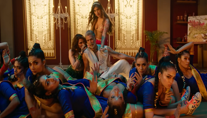 मिलिंद सोमणभोवती Bold Beauties ची गर्दी; Video पाहून म्हणाल, 'अरे पुरे आता...'
