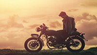 उन्हात बाईकवरून कितीही फिरा, तरीही टॅन होणार नाही तुमची स्किन; जाणून घ्या टिप्स