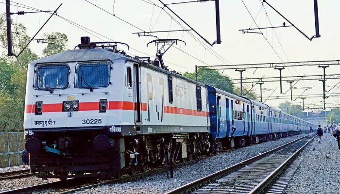 Indian Railway  : आता ट्रेनच्या गलिच्छ टॉयलेटपासून मिळणार सुटका, रेल्वेने सुरू केली ही सुविधा