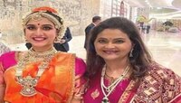 अंबानींच्या होणाऱ्या सुनेसोबत फोटोमध्ये दिसणारी ही महिला कोण?