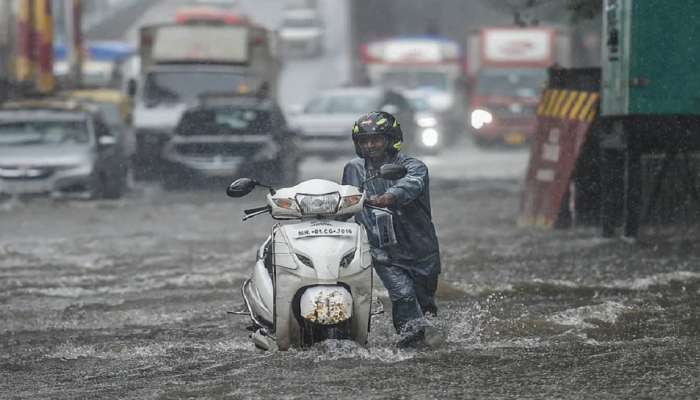 मुंबईत विश्रांतीनंतर पुन्हा पावसाला जोर; सखल भागात पाणी, समुद्राला उधाण