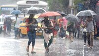 मुंबईसह उपनगरात रात्रभर जोरदार पाऊस, मध्य-हार्बर रेल्वे 10 मिनिटे उशिराने