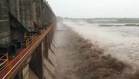 धरण क्षेत्रात धो धो पाऊस, या धरणाचे 30 दरवाजे उघडले; नदीकाठच्या गावांना इशारा
