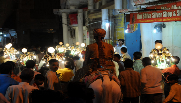 कधी पाहिली का अशी वरात? धो-धो पाऊसात देखील वरातीचा जुगाड, हे पाहून म्हणाल, ''ये हुई ना बात...''