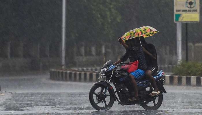 Bike Tips | पावसात प्रत्येक बाईक चालकाने &#039;या&#039; दोन गोष्टींची काळजी घ्यावी