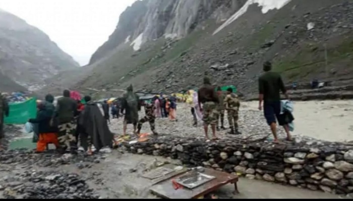 Amarnath Cloudburst: ढगफुटीची थरकाप उडवणारी दृश्य; चिखलात कुणी आपलं तर नाही, याचा शोध घेणारी माणसं पाहून रडू येईल 