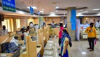 12 वी पास असणाऱ्यांना बँकेत काम करणाऱ्याची सुवर्णसंधी, पाहा कसा करायचा अर्ज