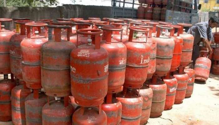 Ration Card: रेशन कार्डधारकांना दरवर्षी मिळणार मोफत LPG सिलिंडर; या महिन्यात फक्त हे काम करा, सरकारची मोठी घोषणा