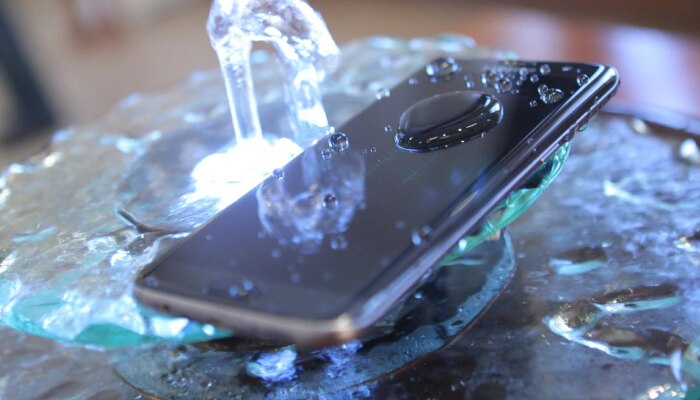 पावसाचं पाणी Smartphone मध्ये गेलं तर वापरा &#039;या&#039; ट्रीक्स, फोन लगेच होईल सुरु