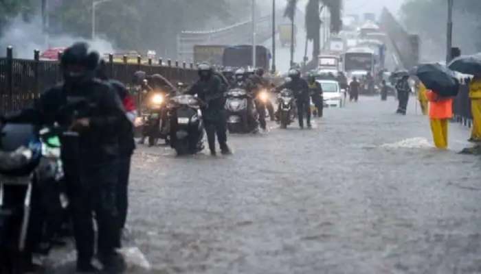 मुंबईत जोरदार पाऊस; द्रुतगती महामार्गावर मोठी वाहतूक कोंडी, High Tideची शक्यता