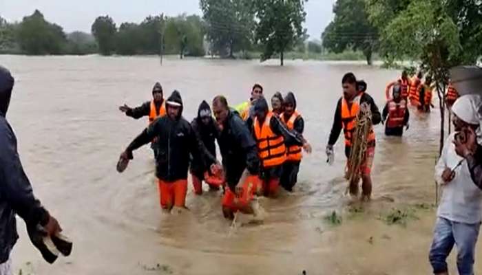 धो धो पाऊस, नदीला पूर; बाईकसह वाहून गेलेले दोघे रात्रभर झाडावर, त्यांची अशी सुटका