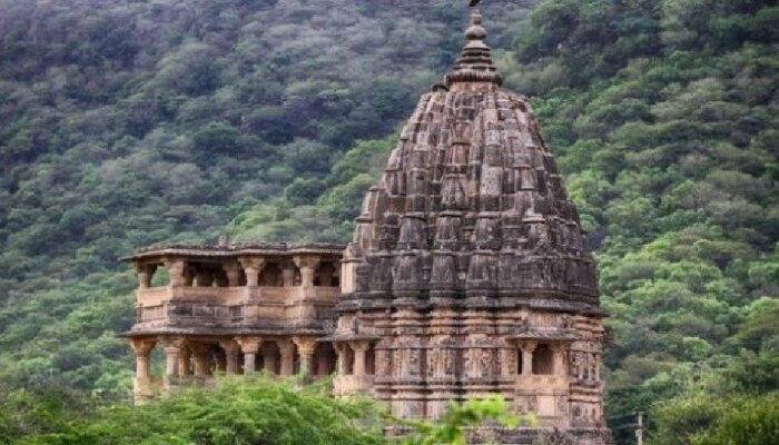 कदाचित तुम्हीही या मंदिरात गेला असाल...एका रात्रीत भूतांनी बांधलं होतं हे शिव मंदिर!