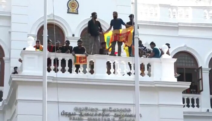 Sri Lanka Econimics Crisis : श्रीलंकेत परिस्थिती आणखी चिघळली, आंदोलनकर्त्यांचा पंतप्रधानांच्या घराला घेराव