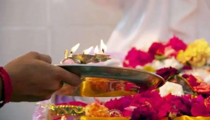 देवाची पूजा करताना 'या' महत्वाच्या गोष्टी सर्वांनाच माहित असाव्यात, त्या जाणून घ्या