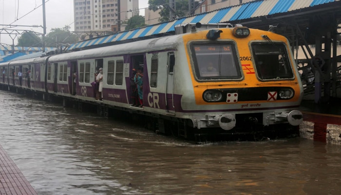 मुंबईकरांसाठी महत्त्वाची बातमी! पावसामुळे रेल्वेत अडकलात, डोन्ट वरी, मुंबई पालिकेचा मोठा निर्णय 