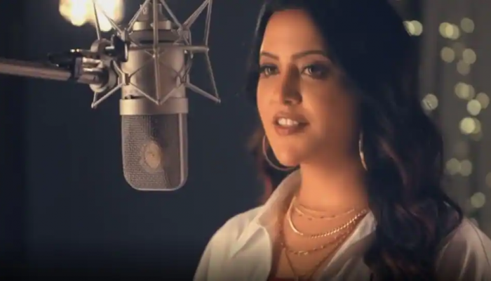 Amruta Fadnavis New Song : 