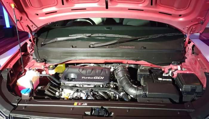 Car Engine: पावसाळ्यात गाडीचं इंजिन सांभाळा अन्यथा बसेल लाखोंचा फटका, जाणून घ्या