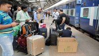 आता रेल्वे प्रवासात एवढेच सामान न्या, अन्यथा तुम्हाला लागणार दंड !