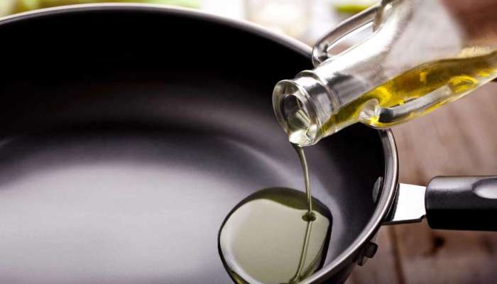 High Cholesterol कमी करायचा असेल तर 'या' 5 कुकिंग तेलामध्ये अन्न शिजवा