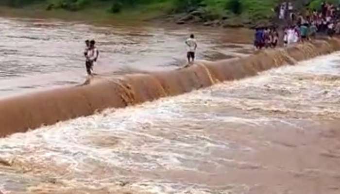 शिक्षणासाठी विद्यार्थ्यांचा जीवघेणा प्रवास; रस्ता नसल्याने पुराच्या पाण्यातून गाठावी लागतेय शाळा