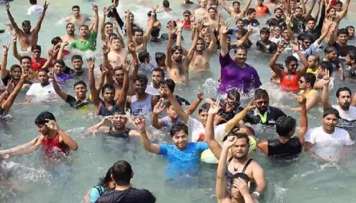 Water Kingdom मध्ये पर्यटकांची तुफान गर्दी, पर्यटनाचा लुटतायत मनसोक्त आनंद 