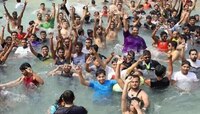 Water Kingdom मध्ये पर्यटकांची तुफान गर्दी, पर्यटनाचा लुटतायत मनसोक्त आनंद 