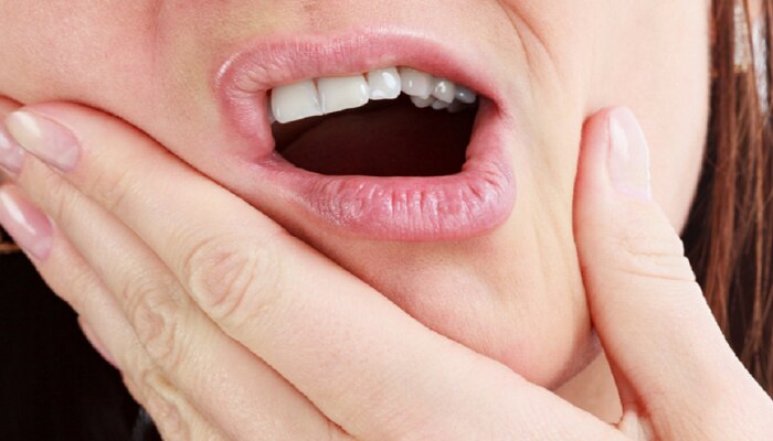 दात दुखणे आणि किडण्याची समस्या त्रास देतेय? काळजी करु नका फक्त या गोष्टी करा...