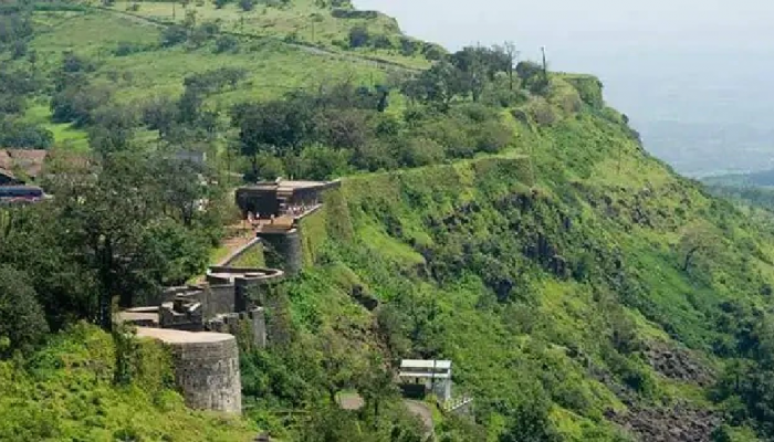 ऐतिहासिक पन्हाळा गडावर दारु पार्टी,  गडाचं पावित्र्य धोक्यात आणणाऱ्यांवर गुन्हा दाखल