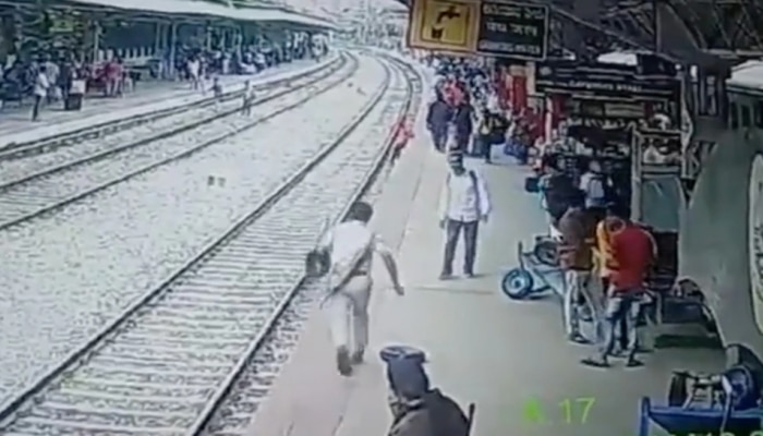 स्टेशनवर तरुणाचा गेला तोल, खाली पडताच समोरुन आली ट्रेन आणि... संपूर्ण घटना CCTV मध्ये कैद