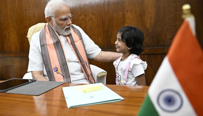PM Modi : &#039;मी काय काम करतो?&#039; पंतप्रधान मोदींच्या प्रश्नाला 5 वर्षाच्या चिमुकलीने दिलं मजेशीर उत्तर