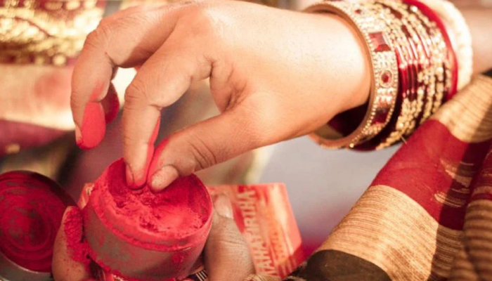 Astro Tips : कपाळात कुंकू भरताना 'या' चुका करणं टाळा, नाहीतर...!