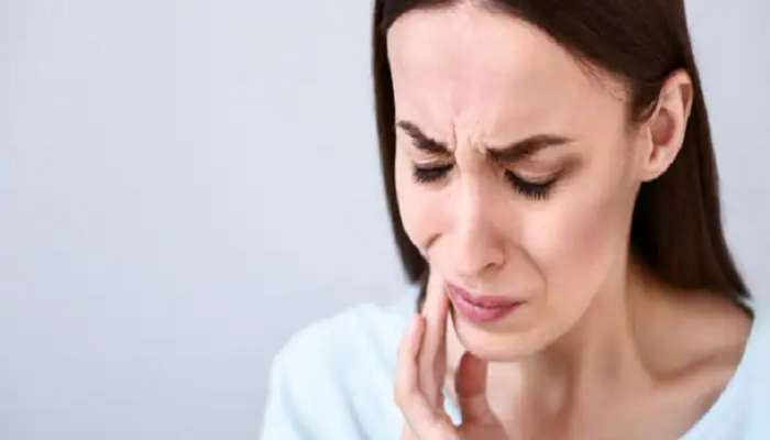 दातदुखी ठरतेय डोकेदुखी... घरच्या घरी या उपायांनी मिळवा आराम 