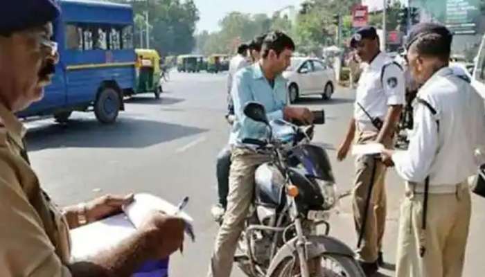 Traffic Rules: अशा बाइक बघता क्षणीच वाहतूक पोलिसांची पडते वक्रदृष्टी, ही चूक तुम्ही तर करत नाही ना