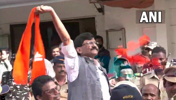 Sanjay Raut : &#039;मी लढणार, महाराष्ट्र कमजोर नाही&#039; ईडीने ताब्यात घेतल्यानंतर संजय राऊत यांची पहिली प्रतिक्रिया